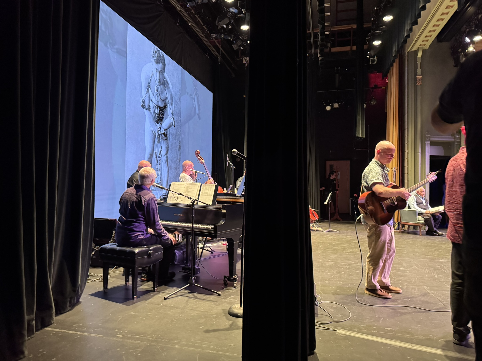 square notes stage image